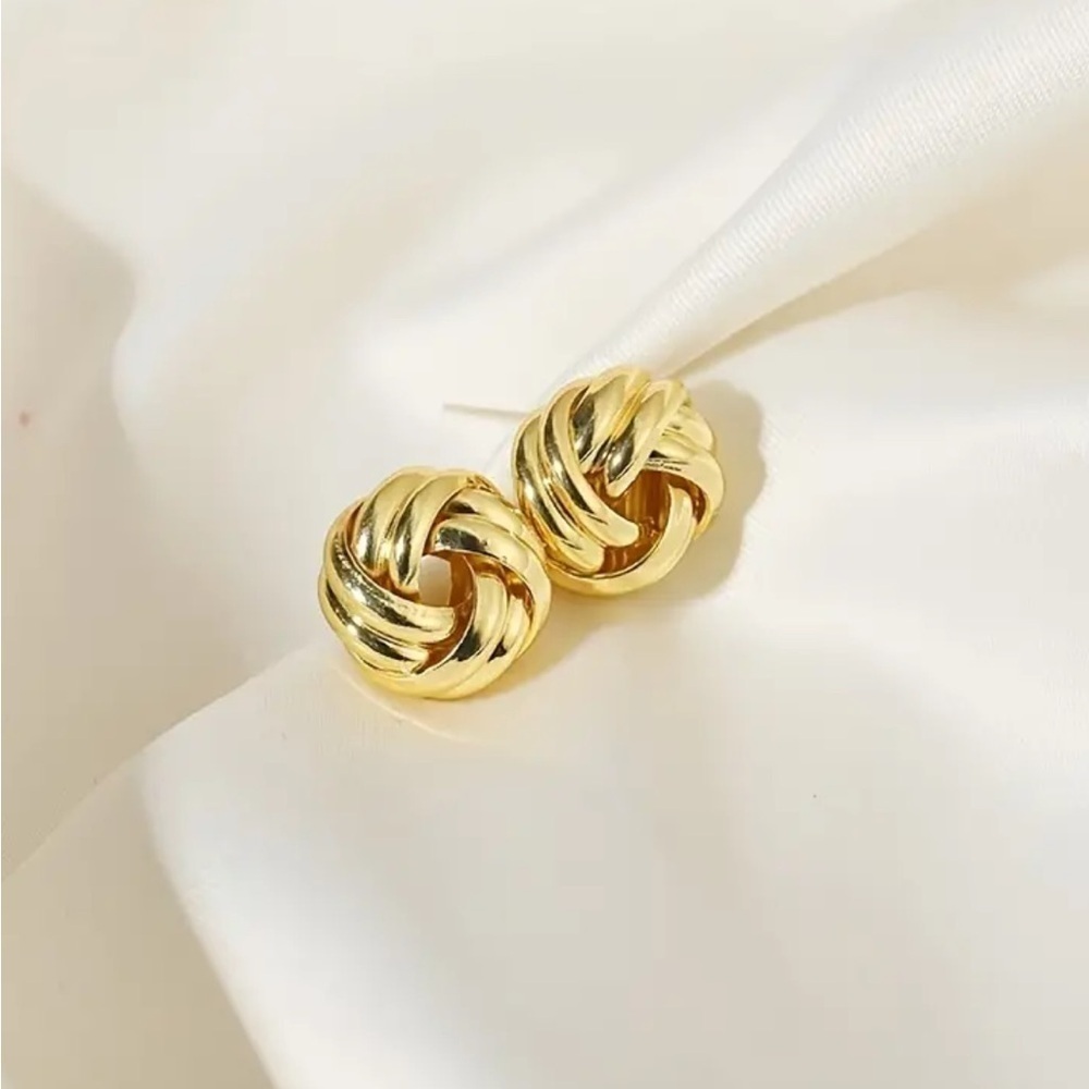 🔥 TITLE

Gold Knot Stud Earrings 18K Gold Plated Love Knot Classic Minimalist